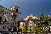 La Coruna, Galizia Spagna - Chiesa di Santiago di epoca medioevale, absidi con la bella torre campanaria.